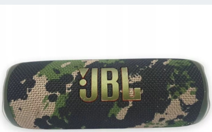 Głośnik JBL w kamuflażu, przenośny i stylowy.