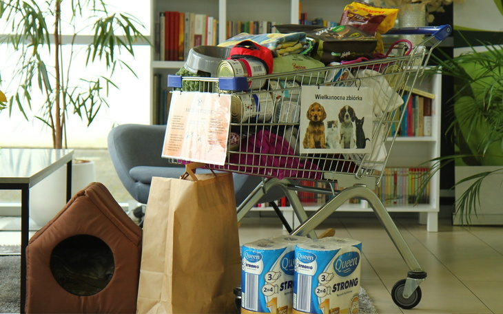 Wózek z darami dla zwierząt w schronisku.