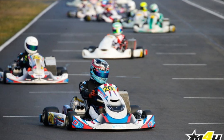 Wyścig gokartów na torze, zawodnicy w akcji.