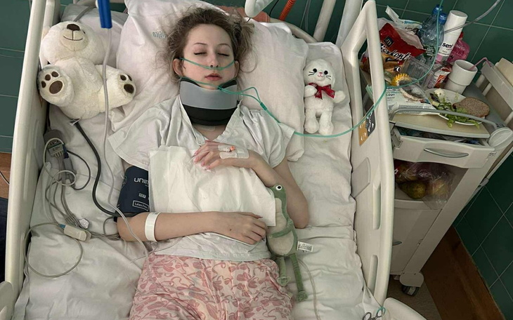 Młoda dziewczyna w szpitalu z maską tlenową.