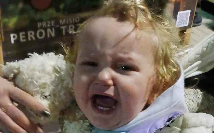 Zrozpaczony mały chłopiec płaczący, trzymający pluszowego misia.