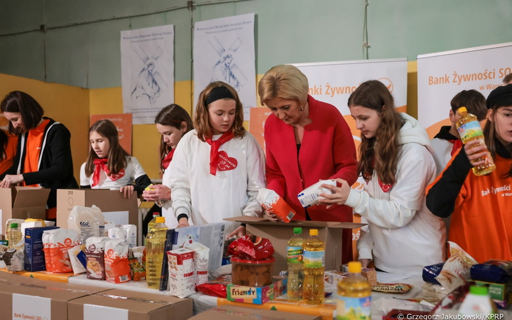 Wolontariusze pakujący żywność w banku żywności.