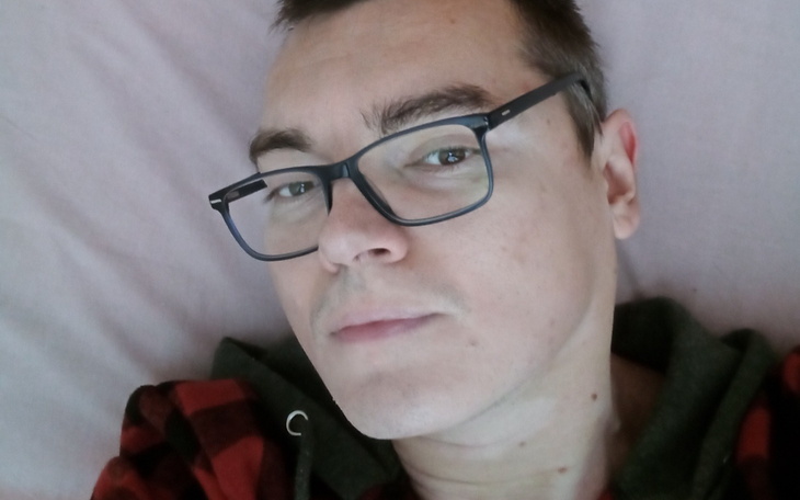 Kosze z różnymi produktami do przechowywania.