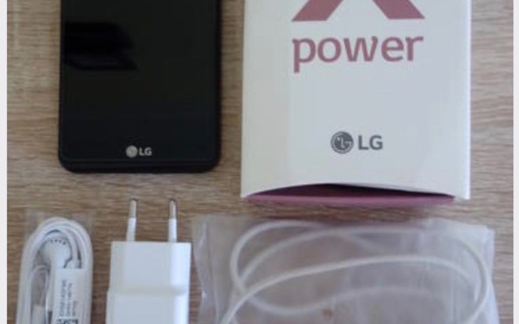 Zestaw telefoniczny LG X Power z akcesoriami.