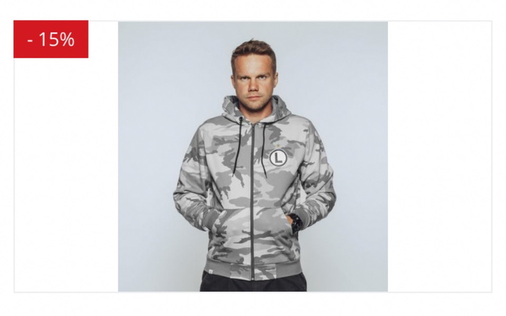 Mężczyzna w szarej bluzie z kapturem, prezentujący produkt.