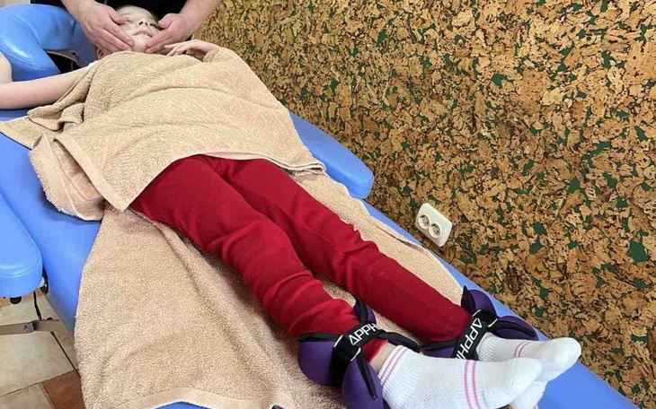 Mały chłopiec lubi zabawę i uśmiecha się do aparatu.