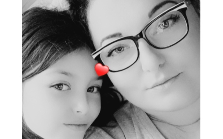 Matka z córką w czarno-białym ujęciu, wyrażają miłość i bliskość.