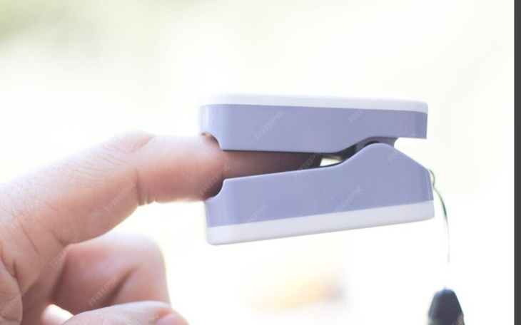 Urządzenie do pomiaru poziomu tlenu na palcu.