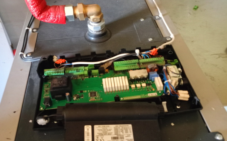Wnętrze urządzenia elektronicznego z widocznymi komponentami.