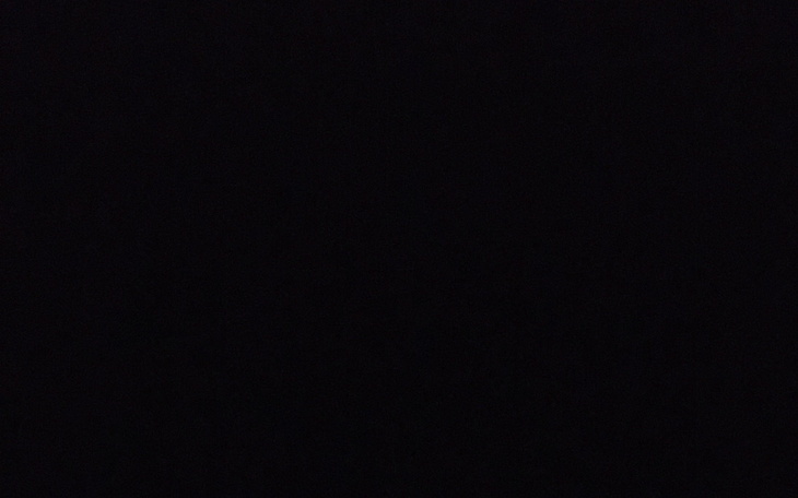 Ciemny obraz, prawie całkowicie czarny.