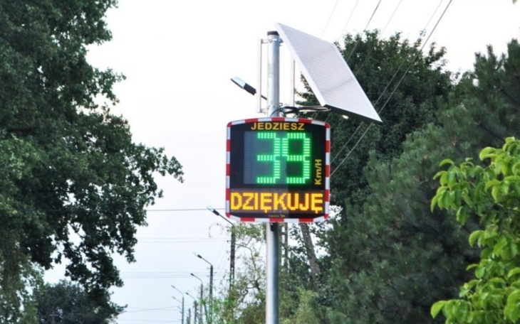 Wyświetlacz prędkości z napisem 'Dziękuję'.