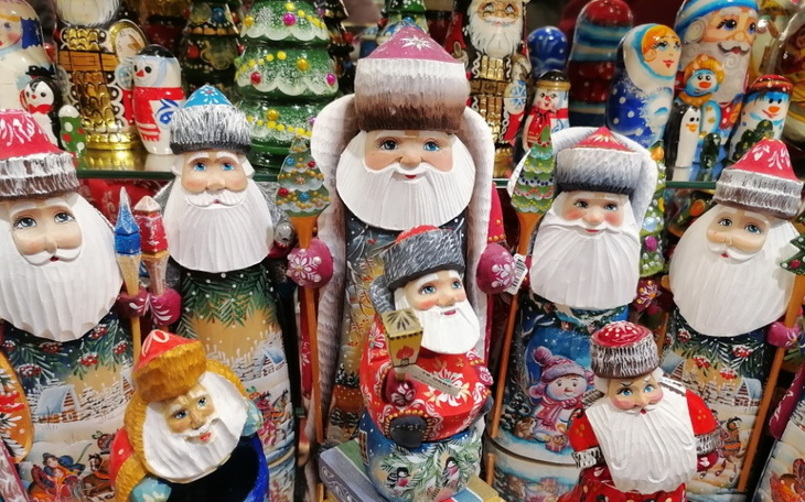 Zestaw kolorowych figurek Świętego Mikołaja w różnych strojach.