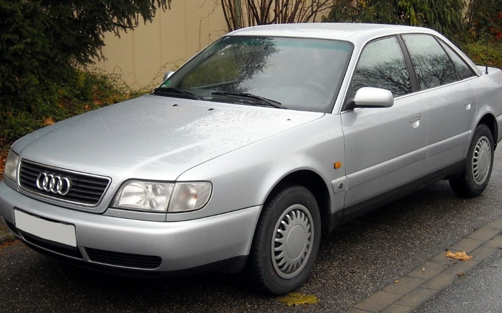 Srebrny samochód Audi zaparkowany na ulicy.