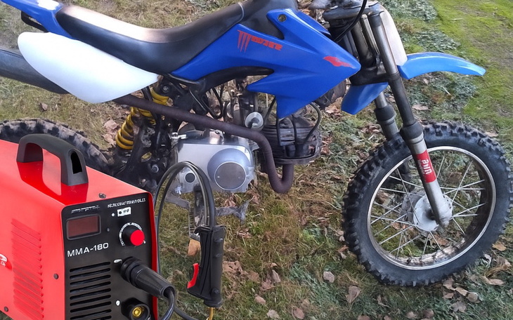 Motocykl terenowy z bliska, gotowy do jazdy po trudnym terenie.