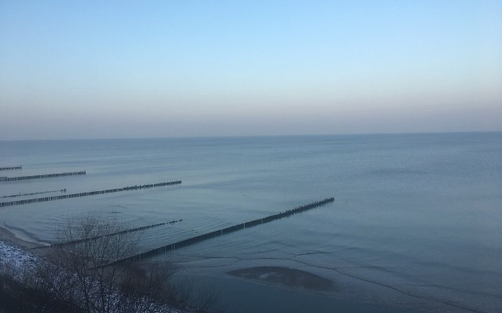 Spokojny widok na morze o poranku.