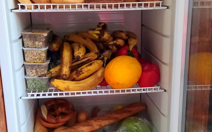 Pełna lodówka z owocami i warzywami, zdrowe jedzenie.