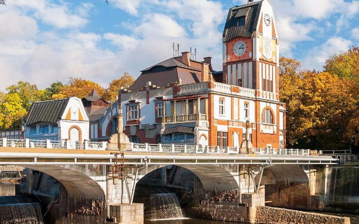 Widok na miasto z pięknymi budynkami i drzewami.
