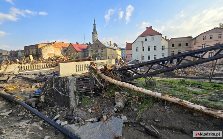 Zniszczony krajobraz po katastrofie, z ruinami budynków.