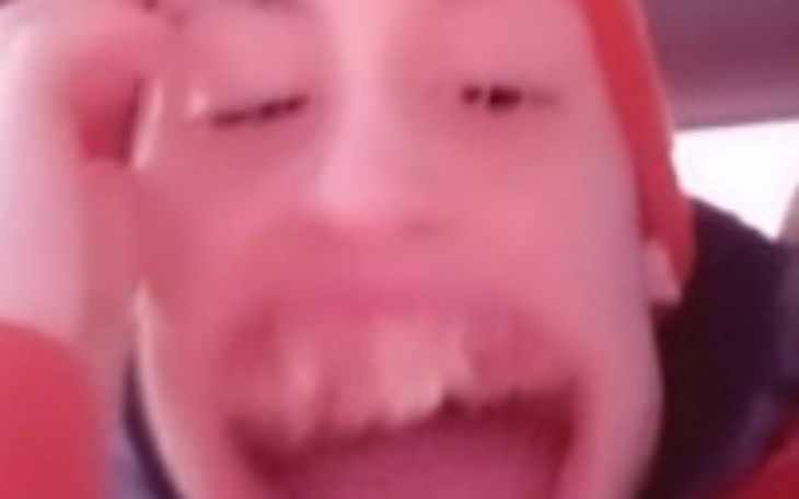 Zabawne selfie z dużym uśmiechem i przerysowanymi rysami twarzy.