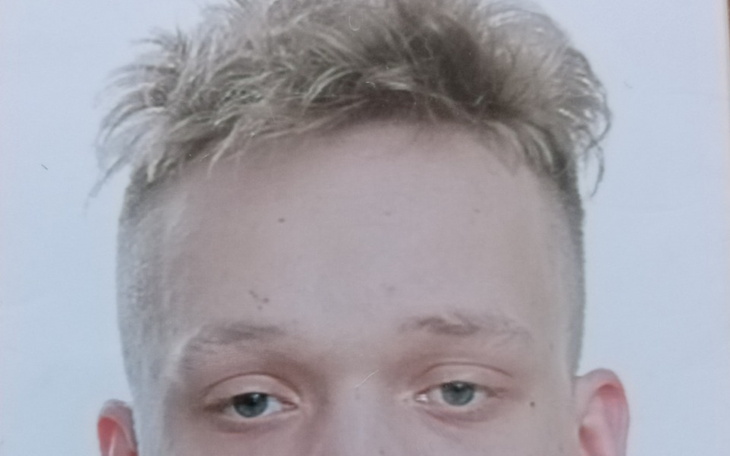 Portret młodego mężczyzny z krótkimi włosami.