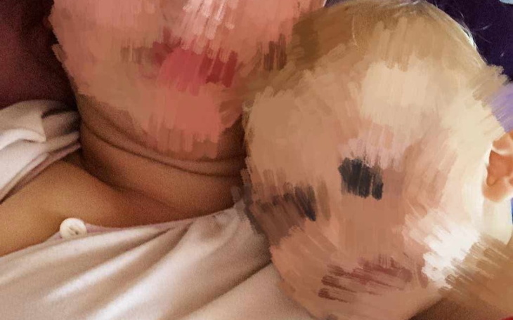 Rozmyta fotografia osoby z dzieckiem.