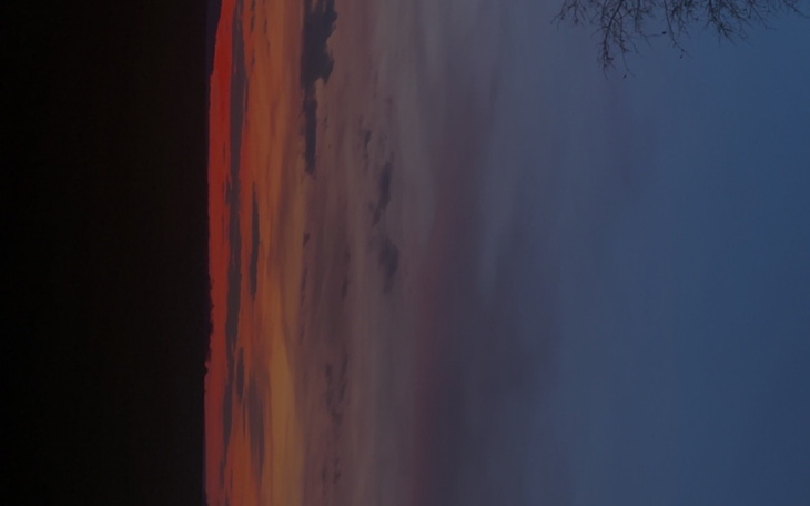 Malowniczy zachód słońca z intensywnymi kolorami na niebie.