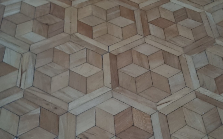 Wzór podłogi z drewnianych paneli w kształcie heksagonów.