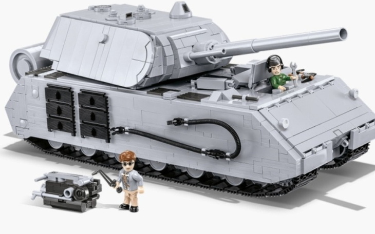 Model czołgu z klocków, z figurkami w środku.