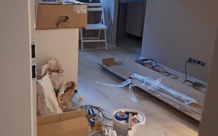 Zabałaganione wnętrze mieszkania w trakcie remontu.