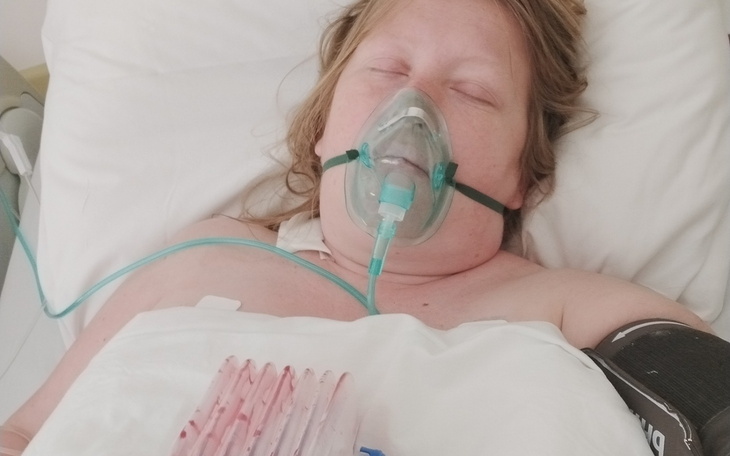 Kotek z raną na pyszczku, potrzebuje opieki.