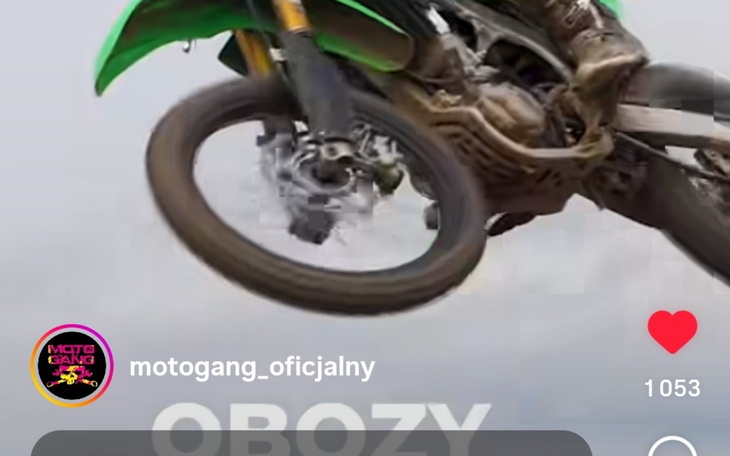 Motocykl w powietrzu, wykonujący skok.