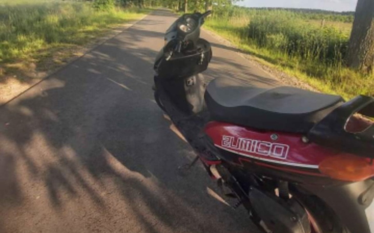 Skuter na drodze otoczonej zielenią, idealny na letnie przejażdżki.