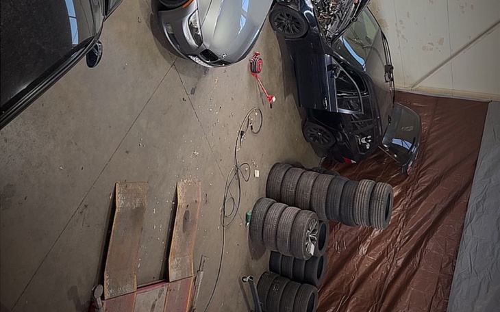 Warsztat samochodowy z oponami i częściami samochodowymi.