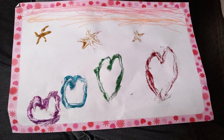 Rysunek dziecka z kolorowymi sercami i gwiazdami.