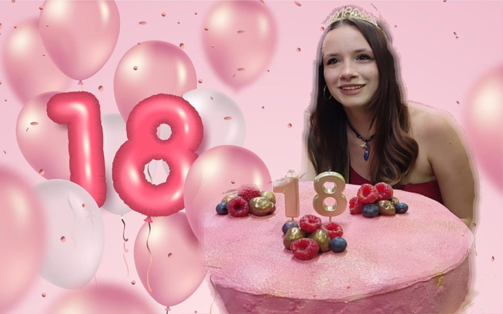 Urodzinowy tort z numerem 18 i balonami w tle.