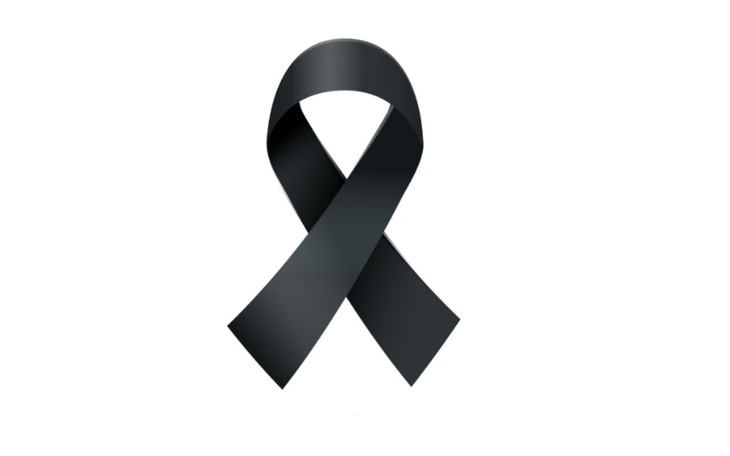 Czarna wstążka symbolizująca żałobę.