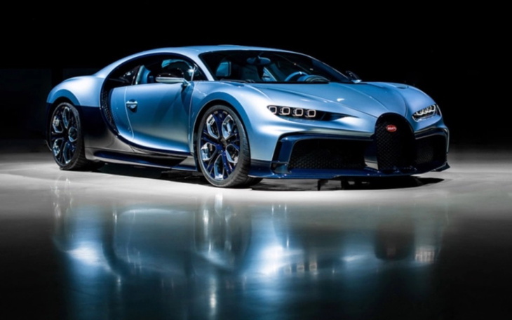 Nowoczesny samochód sportowy w błękitnym kolorze na jasnym tle.