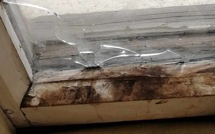 Zniszczony kąt okna z pleśnią i uszkodzoną uszczelką.