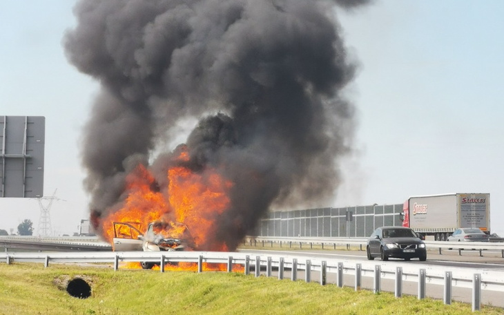 Zbiórka Spłonął samochód rodzinie. - zdjęcie główne