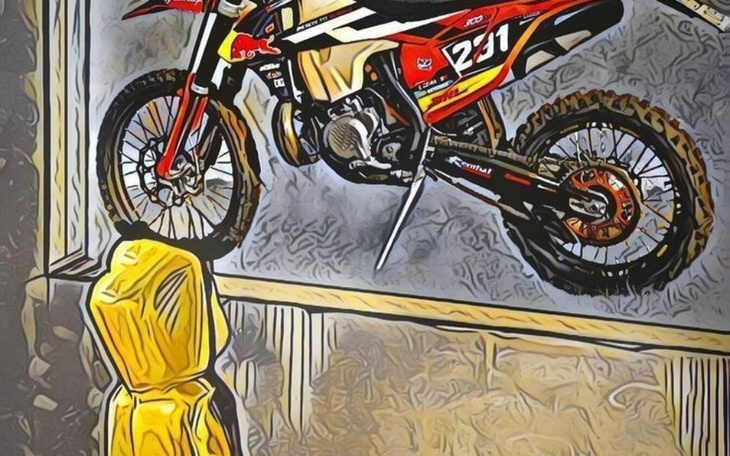 Dziecko w żółtym płaszczu, podziwiające motocykl na ścianie.