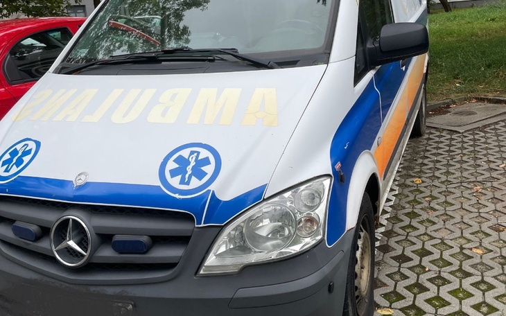Ambulans zaparkowany na ulicy, gotowy do akcji.