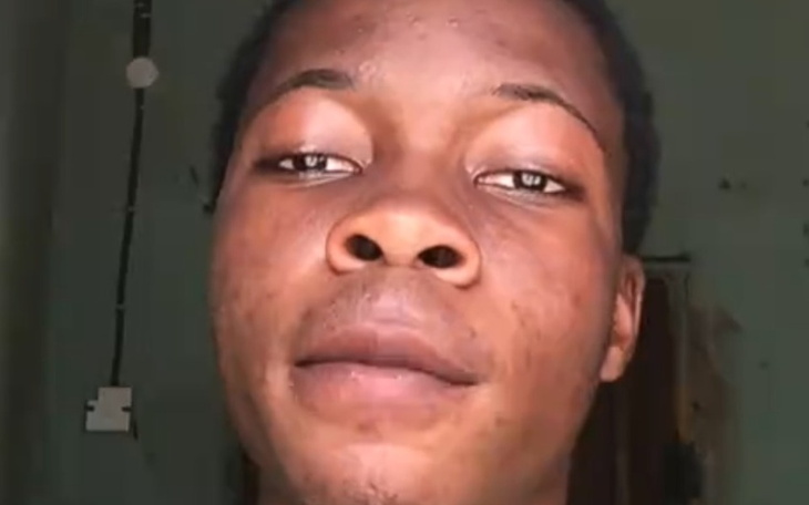 Zbliżenie na twarz młodego mężczyzny z naturalnym wyrazem.