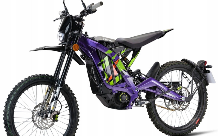 Nowoczesny elektryczny motocykl w kolorze fioletowym.