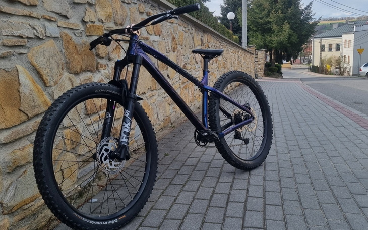 Nowoczesny rower górski na chodniku.