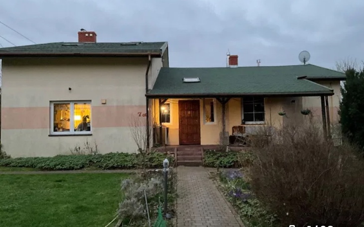 Dom w szaro-zielonej scenerii, przytulne otoczenie.