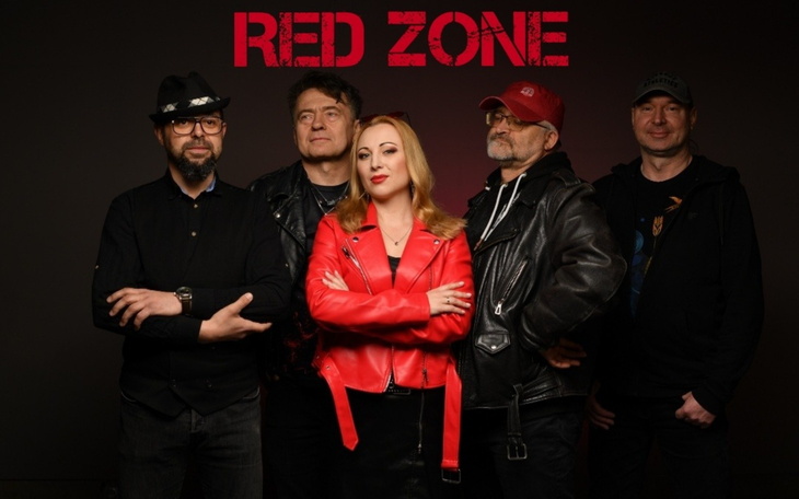 Zespół muzyczny RED ZONE pozujący do zdjęcia.