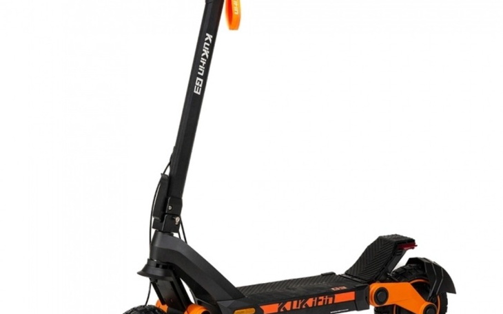 Skuter elektryczny w kolorze czarnym i pomarańczowym na białym tle.