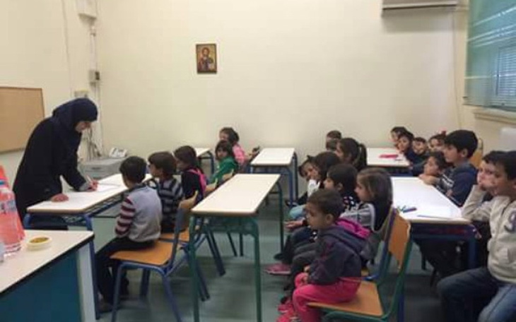 Dzieci w klasie, uważnie słuchające nauczyciela.