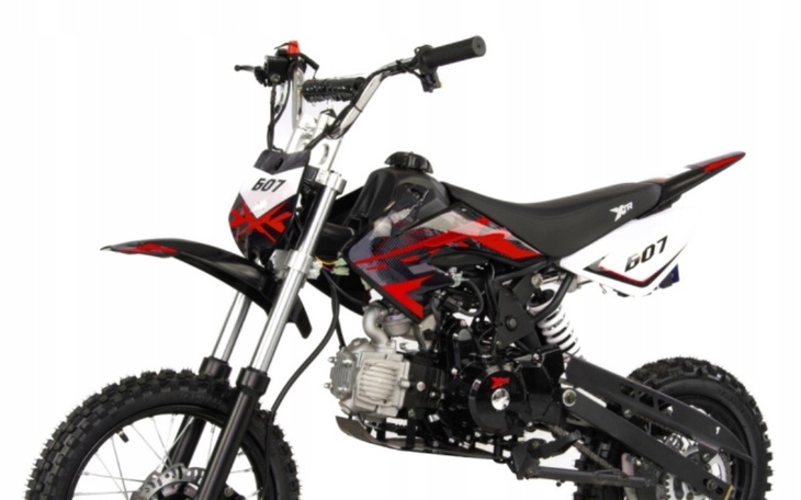 Motocykl terenowy w kolorze czarno-czerwonym.