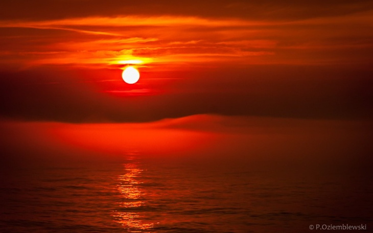 Zachód słońca nad morzem, intensywne kolory nieba.